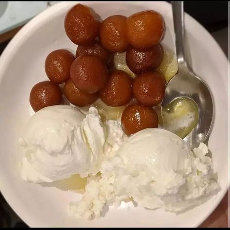 Gulab Jamun With Ice Cream, Jamun Ice Cream, Aesthetic Dessert, Gulab Jamun, Tastemade Recipes, Vegetarian Fast Food, Healthy Food Inspiration, Desi Love, Desi Aesthetics