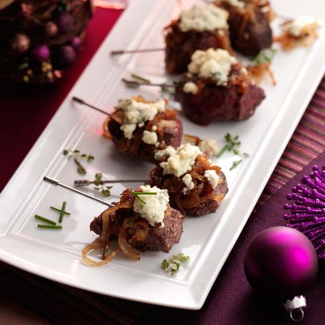 Bite-sized beef cubes are easy to pop in your mouth as you mingle at parties. The sweet caramelized onion and salty blue cheese add unforgettable taste. Lollipops Recipe, Horderves Appetizers, Cold Appetizers Easy, Beef Appetizers, Finger Food Recipes, Lollipop Recipe, Tenderloin Roast, Bite Size Food, Cold Appetizers