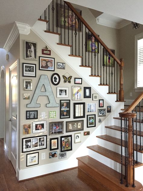 Foto Scale, Family Photos Wall Decor, Stair Wall Decor, Gallery Wall Design, Staircase Wall Decor, Stair Wall, Family Photo Wall, Home Decor Aesthetic, Photo Wall Decor