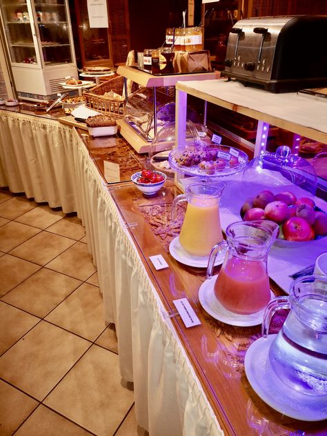 Découvrez tout ce que vous pourrez trouver sur le buffet du petit-déjeuner de l'hôtel des Abers.  #petitdejeunerhotel #hoteldesabers #hotelsaintmalo Table Settings, Bar, Quick Saves