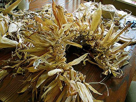 Primitive Fall Decorating, Corn Husk Crafts, Corn Husk Wreath, Corn Husks, Corn Husk Dolls, Metal Wreath Frame, Country Wreaths, Primitive Fall, Fall Deco