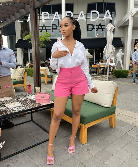 Pink Shorts Outfits, Breakfast Outfit, Dress Shorts Outfit, Summer Brunch Outfit, Look Rose, Mode Zara, Effortlessly Chic Outfits, Classy Work Outfits