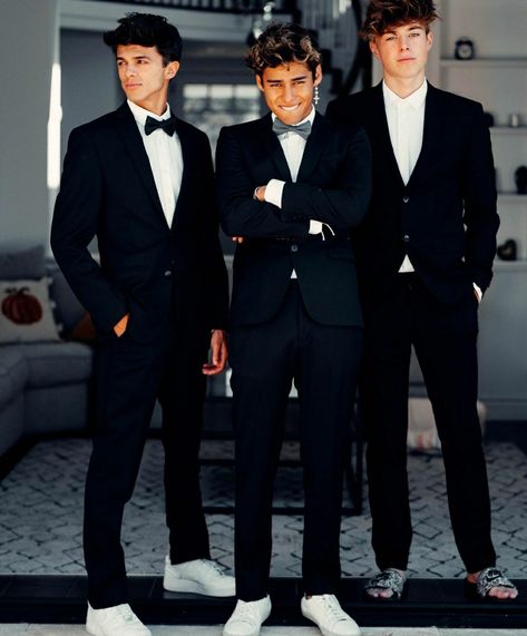 Boys Prom Outfit Ideas, Black Groomsmen Suits, Black Prom Suits, Tux Prom, Boy Prom Outfit, Prom Outfits For Guys, Prom Photography Poses, Suits And Sneakers