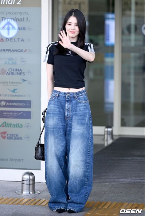 Airport Fashion Kpop, Korean Airport Fashion, Baggy Jeans For Women, Weight Motivation, Han So Hee, Idol Fashion, So Hee, Crazy Rich, Oufits Casual