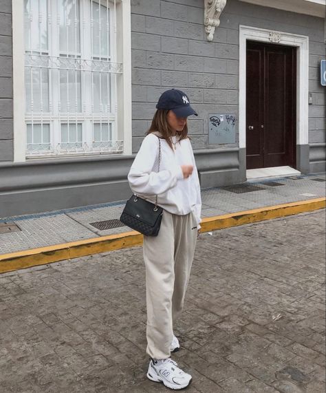 Aesthetic Overalls Outfit, New Balance Outfit, Estilo Indie, Skandinavian Fashion, Chique Outfits, Mens Trendy Outfits, Business Casual Outfits For Work, Looks Party, Looks Street Style