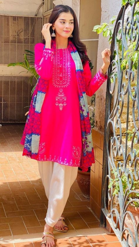 Zainab Shabir, Zainab Shabbir, Foggy Weather, Ponytail Hairstyles Easy, Simple Pakistani Dresses, Hairstyles Easy, Pakistani Actress, Girls Dp, Pakistani Dresses