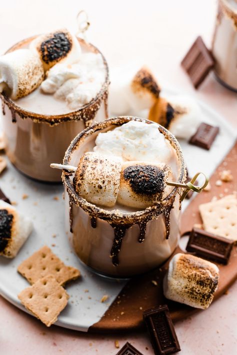 Smores Campfire Cocktail, Sweet Drinks Alcohol Recipes, Cozy Fall Cocktail, Campfire S’mores Cocktail, Fall Party Adults, Fancy Fall Drinks, Festive Fall Drinks Alcohol, Smores Cocktail Whiskey, Cozy Alcoholic Drinks