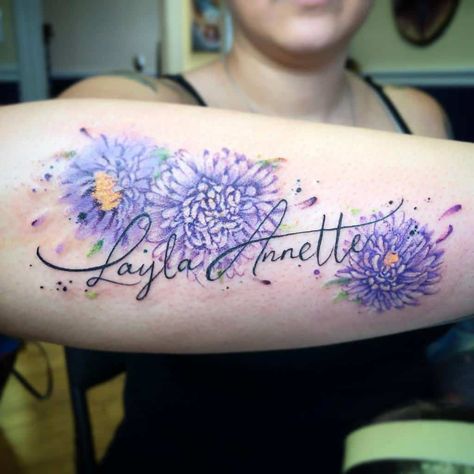 Flowers And Names Tattoo, Daisy And Aster Tattoo, Watercolor Aster Tattoo, Aster Flower Tattoo With Name, Flower Tattoo With Name, Steve Tattoo, Aster Flower Tattoo, Aster Tattoo, Chrysanthemum Flower Tattoo