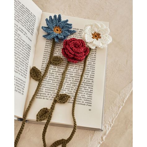 La plus délicate et romantique attention à s’offrir ou à offrir pour accompagner le plaisir de lire un bon bouquin. Laissez votre crochet vous compter fleurette en vous créant ces 3 poétiques modèles de marque-pages fleurs à crocheter dans le fil tout doux PHIL COTON 3, dans les coloris framboise, végétal, gold, craie et océan. Marque Page Crochet, Marque-pages Au Crochet, Crochet Book Cover, Crochet Pour Halloween, Crochet Bookmark Pattern, Confection Au Crochet, Crochet Earrings Pattern, Crochet Business, Crochet Bookmarks