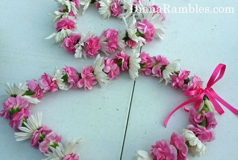 Making a flower lei is much easier than it looks. See how I made a floral necklace with fresh flowers. Great for graduation, mothers day, or weddings. Flower Lei Diy, Flower Necklace Diy, Lei Tutorial, Money Lei Diy, Making A Flower, Graduation Leis Diy, Lei Making, Hawaiian Crafts, Graduation Party Gifts