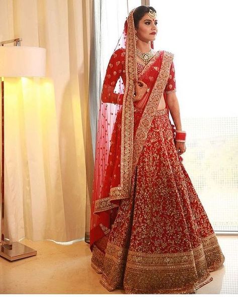 Saree Style Drape | Bridal lehenga dupatta draping style - Wish N Wed Red And Gold Indian Dress, Dupatta Draping Style, Dupatta Draping Styles, Dupatta Draping, Wedding Lengha, Orang India, Wedding Lenghas, Designer Bridal Lehenga Choli, Draping Styles