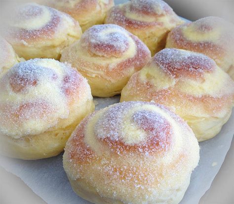 This Ensaymada Recipe also known as Filipino Sweet Buns is a sweet and cheesy bread usually eaten partnered with coffee. Recipe includes flour, cheese etc. Ensaymada Recipe, Filipino Bread, Food For Memory, Filipino Food Dessert, Kek Lapis, Filipino Dessert, Filipino Foods, Sweet Buns, Filipino Desserts