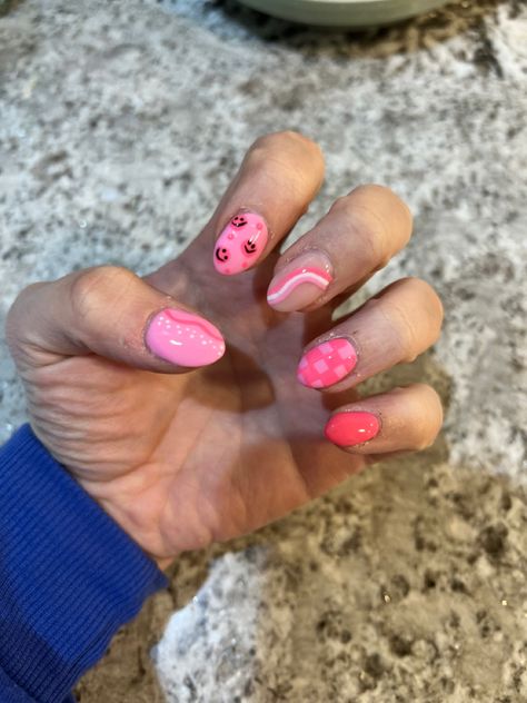 Short Almond Nails Smiley Face, Hot Pink Smiley Face Nails, Checkered Smiley Nails, Checkered And Smiley Nails, Colorful Checkered Nails, Checkered Smiley Face Nails, Smiley Face Nails Pink, Pink Nails Checkered, Pink Smiley Nails