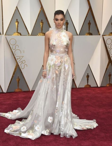 Oscars 2017: The best dressed and worst dressed at the red carpet Wardrobe Fails, Star Outfit, Oscars 2017, Black Lace Gown, Prom Inspiration, Ralph Russo, Ralph And Russo, Fashion Fail, Hailee Steinfeld