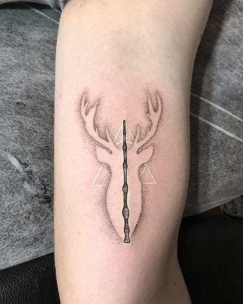 Harry Potter Lightning Bolt Tattoo, Tattoos Lightning, Harry Potter Tattoo Unique, Expecto Patronum Tattoo, Harry Potter Lightning Bolt, Harry Potter Tattoo Sleeve, Harry Potter Lightning, Lightning Bolt Tattoo, Harry Tattoos