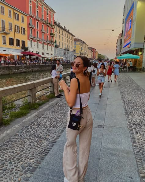 Milan Photo Ideas Summer, Verona Outfit Summer, Milan Holiday Outfit, Milan Poses Photo Ideas, Milan Trip Outfit, Italy Photo Ideas Instagram, Lugano Photo Ideas, Milano Outfit Ideas, Verona Picture Ideas