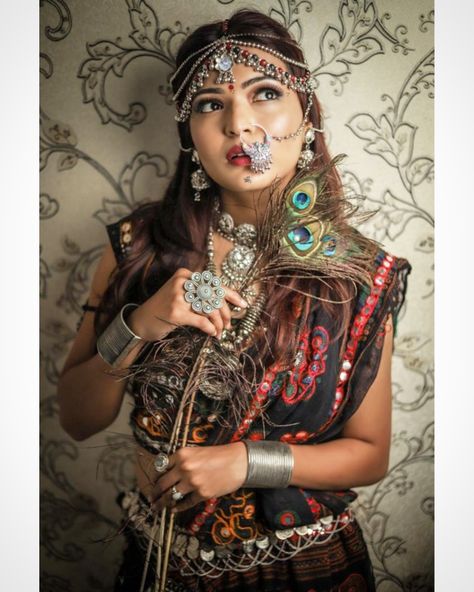 #navratrilook#photoshoots#makeup Garba Photoshoot Poses, Garba Look Photoshoot, Gujarati Hairstyle, Navratri Photoshoot Poses, Navratri Garba Makeup Look, Garba Poses For Women, Dandiya Makeup Look, Garba Makeup Look Ideas, Gujarati Makeup For Garba