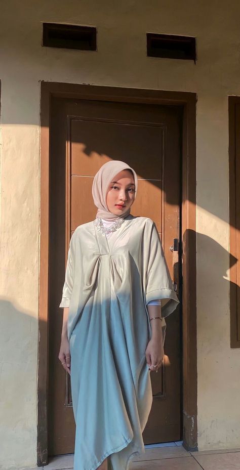 Elegant Hijab Outfit for a Casual Day Out Kaftan Dress Modern Hijab, Kaftan Lebaran, Kaftan Dress Modern, Kaftan Hijab, Tutorial Hijab Pashmina, Fashion Muslim, Ootd Dress, Kaftan Style, Hijabi Outfits Casual