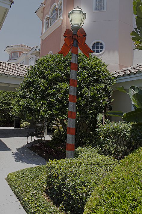 Lamp Post Decorating Ideas, Christmas Lamp Post Decorations, Outside Lamp Post, Christmas Neighborhood, Post Decor, Christmas Exterior, Best Christmas Destinations, Christmas Lamp Post, Street Lamp Post