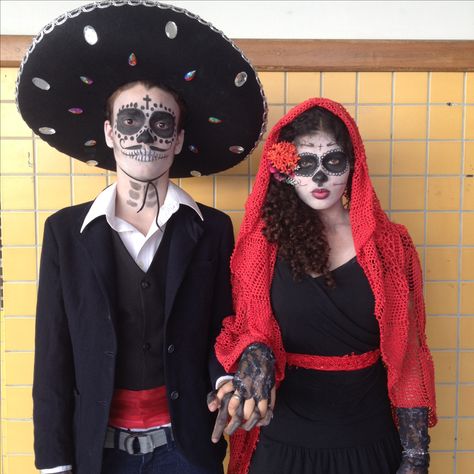 Casal de caveira mexicana Fantasias Halloween, Halloween Make Up, Sugar Skulls, Halloween Make, Fete Halloween, Day Of The Dead, The Dead, Sugar Skull, Halloween Face Makeup