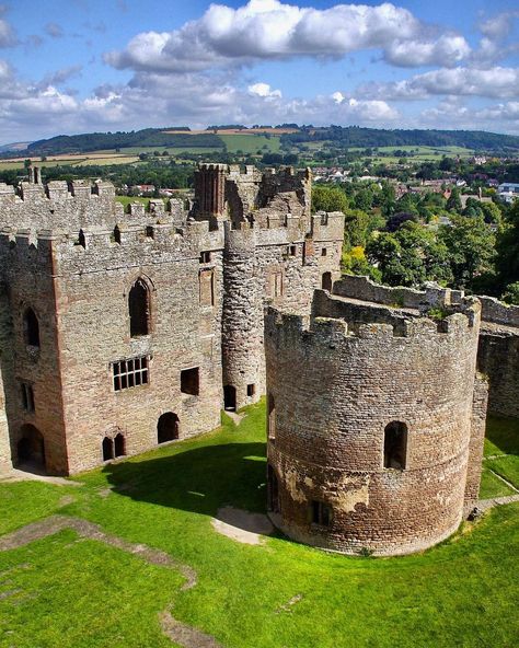 Licence to Crenellate on Instagram: “Ludlow Castle, Shropshire #licencetocrenellate #castle #castles #castlesofinstagram #castlesofengland #castlesofbritain #englishcastles…” Ludlow Castle, English Castles, Travel Architecture, Castles In Scotland, Historical Places, Interesting Places, Historical Place, Cityscape, Scotland