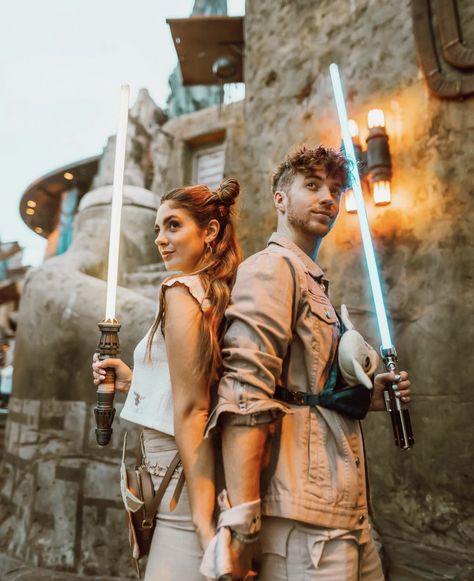 Star Wars Engagement Photos, Geek Couple, Star Wars Engagement, Star Wars Couples, Star Wars Wedding Theme, Happy Star Wars Day, Prom Picture Poses, Happy Star, Fall Engagement Pictures