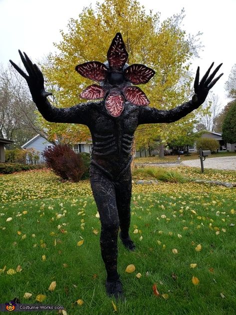 Demogorgon - 2018 Halloween Costume Contest Diy Demagorgan Costume, Demagorgan Stranger Things Costume Diy, Demogorgon Halloween Costume, Demagorgan Costume Stranger Things, Demagorgan Stranger Things, Demogorgon Costume Diy, Scary Costumes For Kids, Diy Halloween Costumes Scary, Halloween Costume Stranger Things