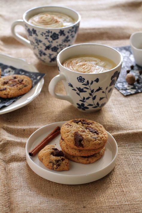 Good Morning Tea, Honey Chocolate, Afternoon Tea Recipes, Cookie Table, Sweet Coffee, Chocolate Chunk Cookies, Evening Snacks, Breakfast Tea, Coffee Tasting