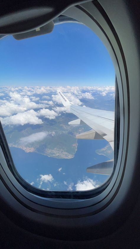 Beach Window, Airplane Window View, Plane Photos, Plane Window, Passport Pictures, Airport Pictures, Whatsapp Wallpaper Cute, Airplane Window, Aesthetic Sky