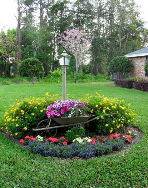 Centerpiece yard idea Entrance Landscaping, Front Yard Flowers, Small Flower Gardens, Wheelbarrow Planter, Repurposing Ideas, Driveway Entrance, Flower Garden Design, Garden Plans, Cottage Ideas