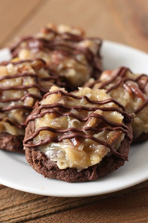 German Chocolate Cookies feature a homemade ultra soft, chewy, and gooey double chocolate cookie loaded with a flavorful coconut pecan topping. Amazing! German Chocolate Cookies, Dessert Oreo, Handle The Heat, Double Chocolate Cookies, Coconut Pecan, Desserts Vegan, Desserts For A Crowd, Crinkle Cookies, German Chocolate