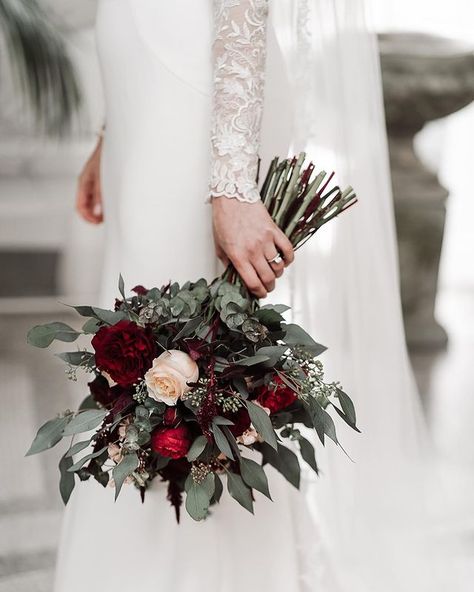 Rock My Wedding (@rockmywedding) • Photos et vidéos Instagram Red Rose Wedding Bouquet, Small Winter Wedding, Red Rose Bridal Bouquet, Red Rose Bouquet Wedding, Bouquet For Bride, Maroon Bridesmaid, Maroon Bridesmaid Dresses, Red Bridal Bouquet, Small Wedding Bouquets