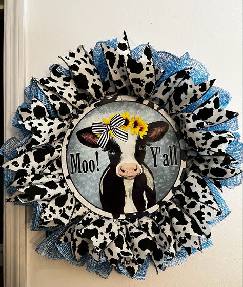 Cow Wreaths For Front Door Diy, Cow Wreath Diy, Cow Wreath Ideas, Cow Wreaths For Front Door, Cow Crafts For Adults, Cow Print Wreath, Cow Wreaths, Cow Crafts, Animal Wreaths