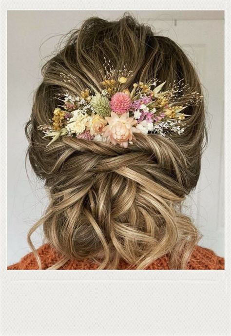 Hairstyles With Dried Flowers, Dried Flower Bridal Headpiece, Bridal Hair Wildflowers, Wedding Hair Dried Flowers, Dried Flower Bridal Hair, Hairband Bridal Hairstyle, Bridal Hair With Flower Comb, Dried Flower Hair Clip, Dried Floral Hair Comb