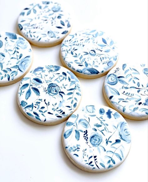 Blue Flower Cookies Decorated, Chinoiserie Cookies Decorated, Blue Royal Icing Cookies, Painted Decorated Cookies, Something Blue Bridal Shower Cookies, Chinoiserie Cookies, Round Cookie Decorating Ideas, Blue Wedding Cookies, Watercolor Cookies Royal Icing