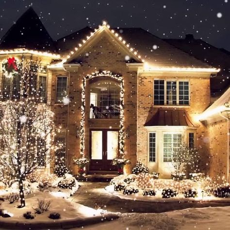 Types of Outdoor Christmas Lights and How to Hang Them | Family Handyman Exterior Christmas Lights, Christmas Lights Outside, Christmas Light Installation, Hanging Christmas Lights, Christmas House Lights, Christmas Light Displays, Christmas Lighting, Hanging Christmas Tree, Indoor String Lights