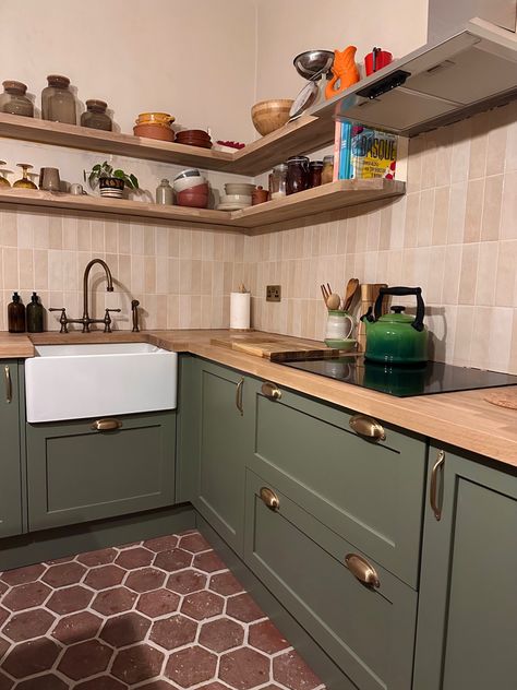 Terrecota tile floor green kitchen Green Kitchen Terracotta Floor, Green Tile Floor Kitchen, Green And Terracotta Kitchen, Kitchen Terracotta Floor, Red Tile Kitchen, Terracotta Kitchen Floor, Green Tile Floor, Red Tile Floor, Terracotta Kitchen