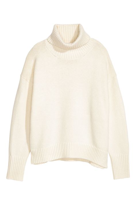 White. Soft, knit sweater with wool content. Wide, ribbed turtleneck, low dropped shoulders, and ribbing at cuffs and hem. Longer at back. Checkered Scarf, Pull Oversize, Oversized Turtleneck, White Turtleneck, Classic Sweater, Knit Turtleneck, Knit Turtleneck Sweater, Ribbed Turtleneck, Polo Neck