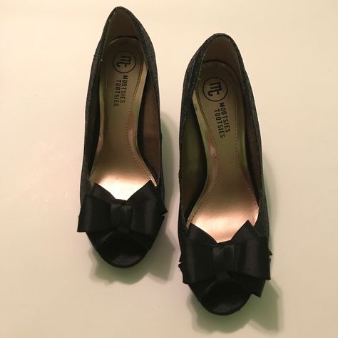 Worn Once For Graduation. Just About Brand New. Pretty Heels Prom, 90s Prom Shoes, Black Heels With Silver Bow, Black Bow High Heels, Black Fancy Shoes Bow, Vintage Party Heels With Bow, Prom Shoes Black, Hoco Shoes, Black Heels With Bow