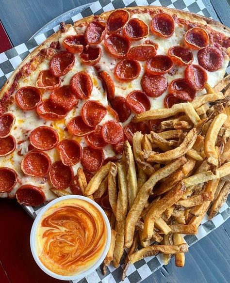 Pizza And Fries, Pizza Recipes Dough, Food Drinks Dessert, Food Obsession, Dessert For Dinner, French Fries, Pizza Recipes, Beautiful Food, Pepperoni Pizza