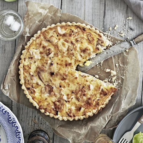 Gör som Tareq Taylor och uppdatera din västerbottenspaj med purjolök och kycklingrester. En stor favorit till både vardag och fest. Swedish Recipes, God Mat, Gumbo, Apple Pie, Camembert Cheese, Bacon, Pizza, Pie, Cheese