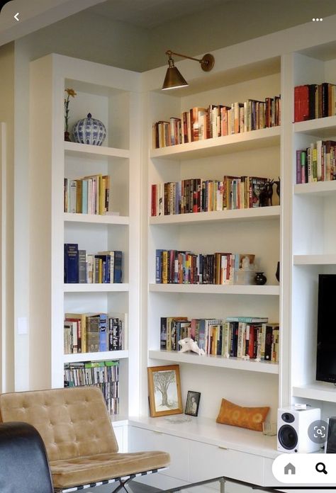 Corner Bookshelves Bedroom, Bookshelves Bedroom, Small Home Library, Bedroom Bookcase, Built In Bookshelves, Home Library Rooms, Built In Shelves Living Room, Long Living Room, Ikea Bookshelves