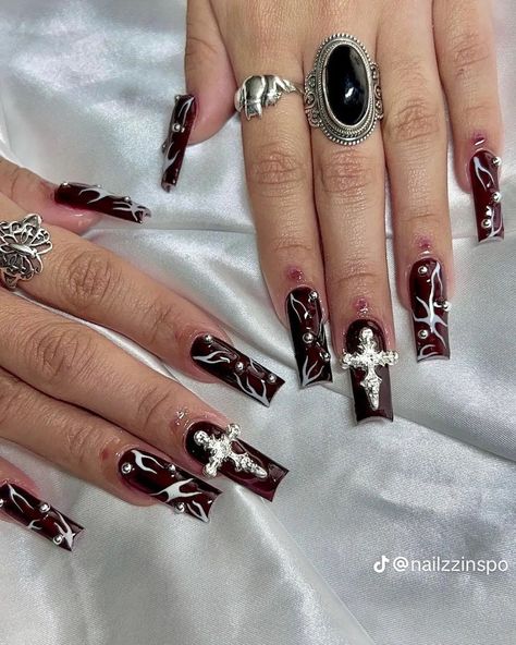 Brown Y2k Nails, White Y2k Nails, Black Y2k Nails, Chunky Nails, Bedazzled Nails, Black And White Nail Designs, Black Gold Nails, Punk Nails, Goth Nails