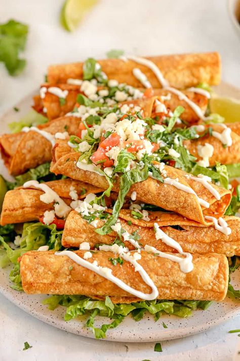 Taquito Dinner, Spicy Chicken Taquitos, Ranchera Sauce, Chicken Taquitos Baked, Mexican Taquitos, Taquitos Baked, Spicy Shredded Chicken, Honduras Food, Taquitos Recipe