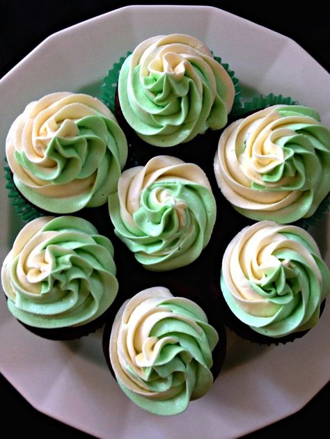 Green And White Cupcakes, Light Green Cupcakes, Vanilla Mint Cupcakes, Chocolate Mint Cupcakes Recipe, Green Swirl Cupcakes, Mint Chocolate Cupcakes, Green Cupcakes, Swirl Cupcakes, White Cupcakes