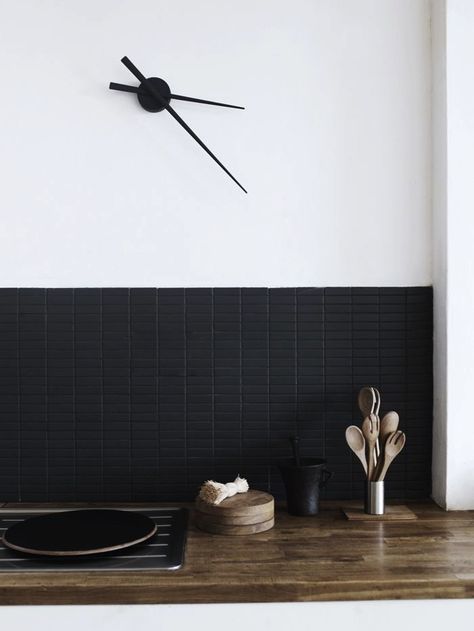 Above: Matte black tiles create a dressed-up backsplash in a Scandinavian kitchen, via Elle Decoration Norway. Tiles Splashback, Black Kitchen Inspiration, Black Tiles Kitchen, Backsplash Inspiration, Black Subway Tiles, Black Backsplash, Dark Kitchen, Tile Trends, Kitchen Splashback