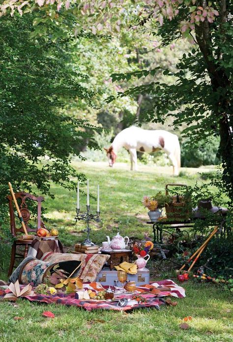 Victorian Picnic, Cozy English Cottage, Victoria Magazine, Picnic Theme, Picnic Decorations, Garden Picnic, Tea Party Theme, Victorian Garden, Romantic Picnics