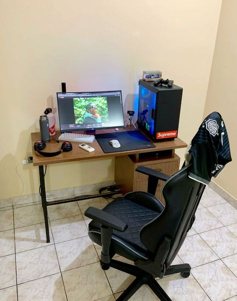 Gaming Setup Bedroom, Small Room Setup, Laptop Gaming Setup, Retro Games Room, Gaming Rooms, Best Gaming Setup, Computer Gaming Room, Setup Gaming, Computer Desk Setup