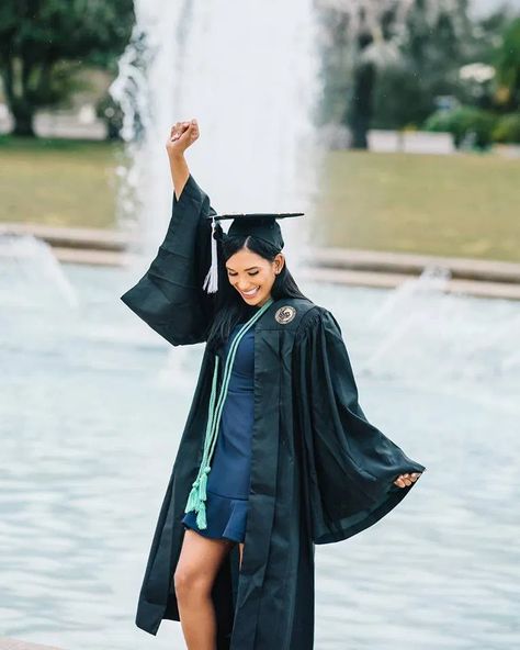 Graduation Family Photos, Graduation Photoshoot Poses, Masters Graduation Pictures, Nursing School Graduation Pictures, Graduation Pose, Cap And Gown Photos, Graduation Shoot, Cap And Gown Pictures, College Graduation Photoshoot