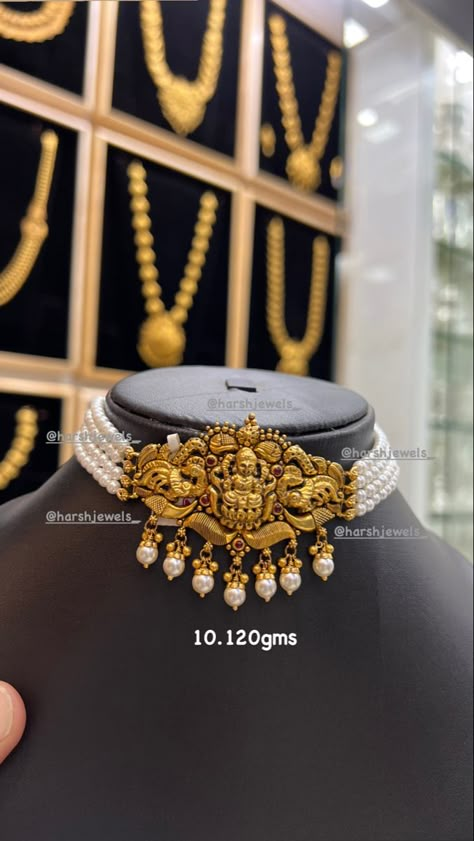 Chokar Design Jewelry In Gold 20 Gram, Chokar Pendent Gold, Nakshi Choker Designs Gold, Neck Choker Designs Gold, 10 Gram Gold Necklace Design, Pretty Gold Necklaces, Antique Gold Bracelet, Gold Jewels Design, Neck Pieces Jewelry